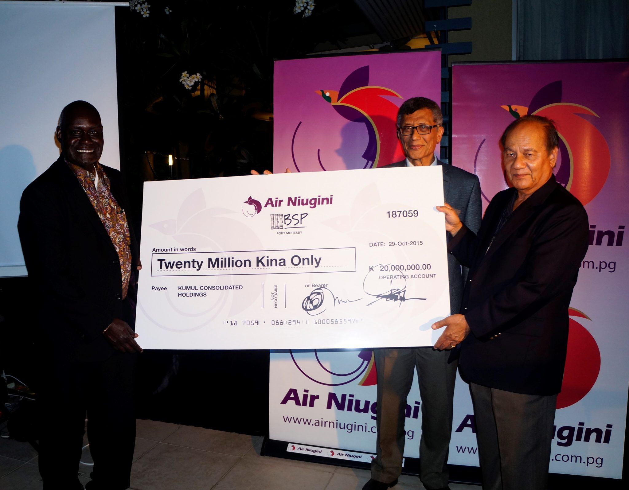 Air Niugini presents K20 million dividend to the State