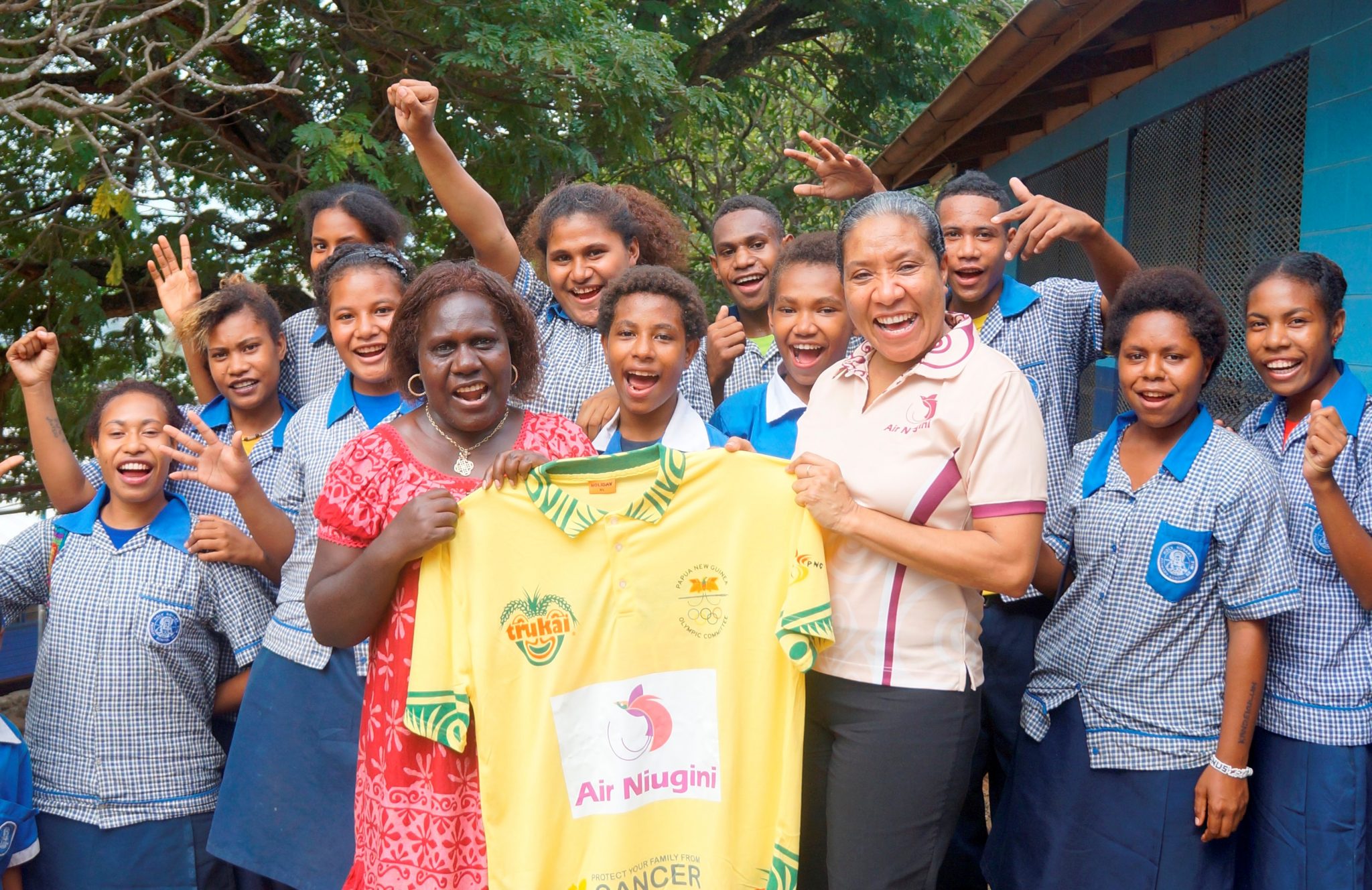 Air Niugini presents Fun Run shirts to schools