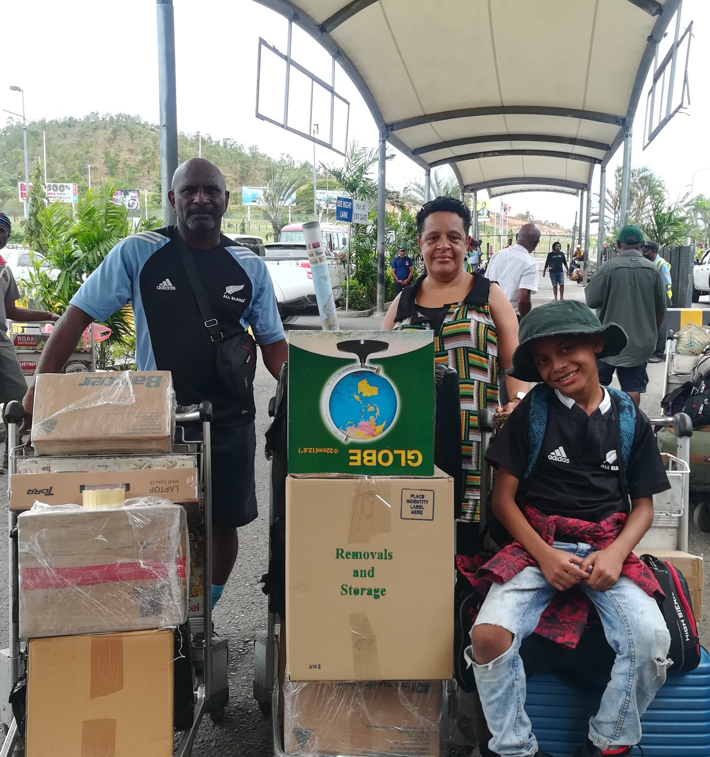 AIR NIUGINI ASSISTS REMOTE  PRIMARY SCHOOL IN EAST SEPIK